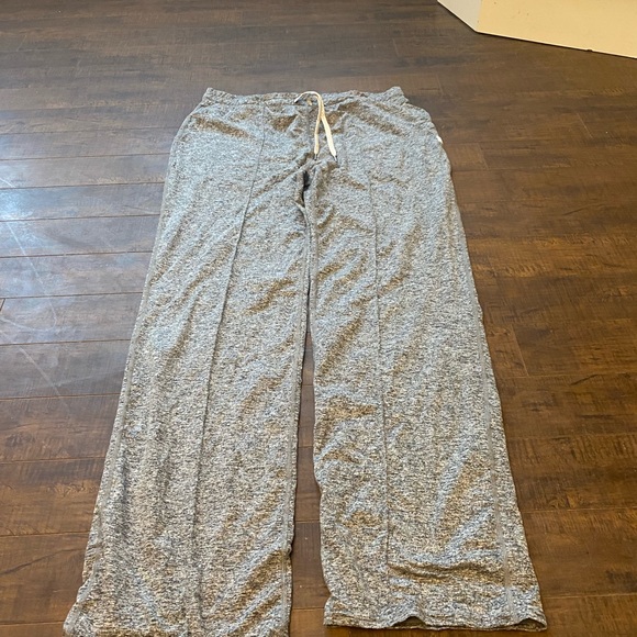Vuori Halo Wide leg grey lounge pants - Picture 10 of 12